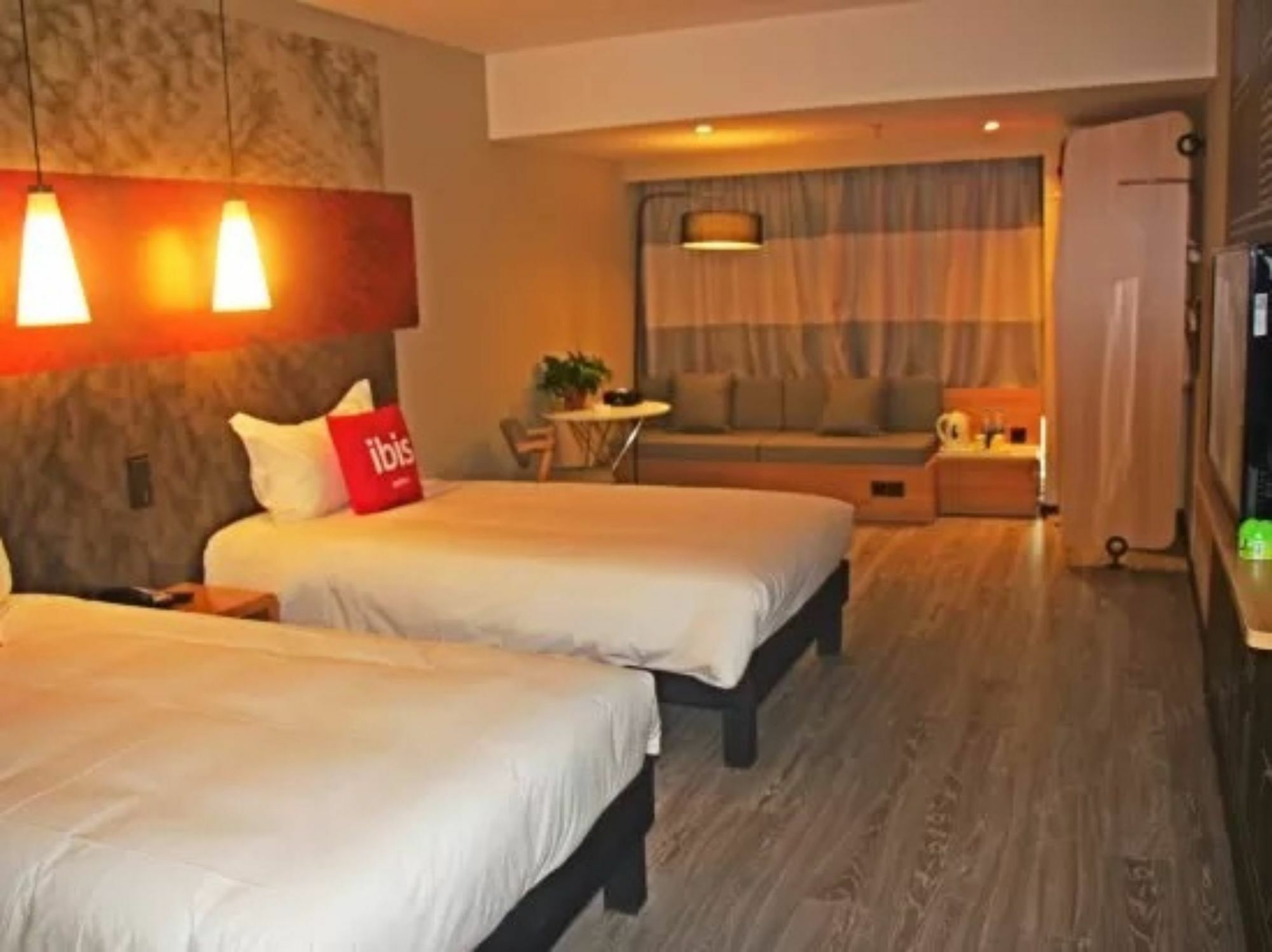 Ibis Dujiangyan Hotel Чънду Екстериор снимка